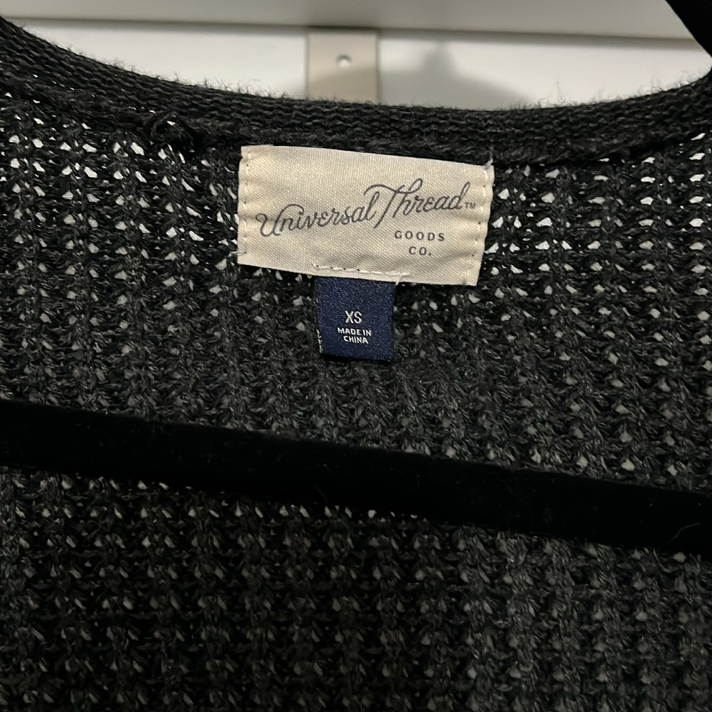 Universal Threads sweater - Picture 2 of 5